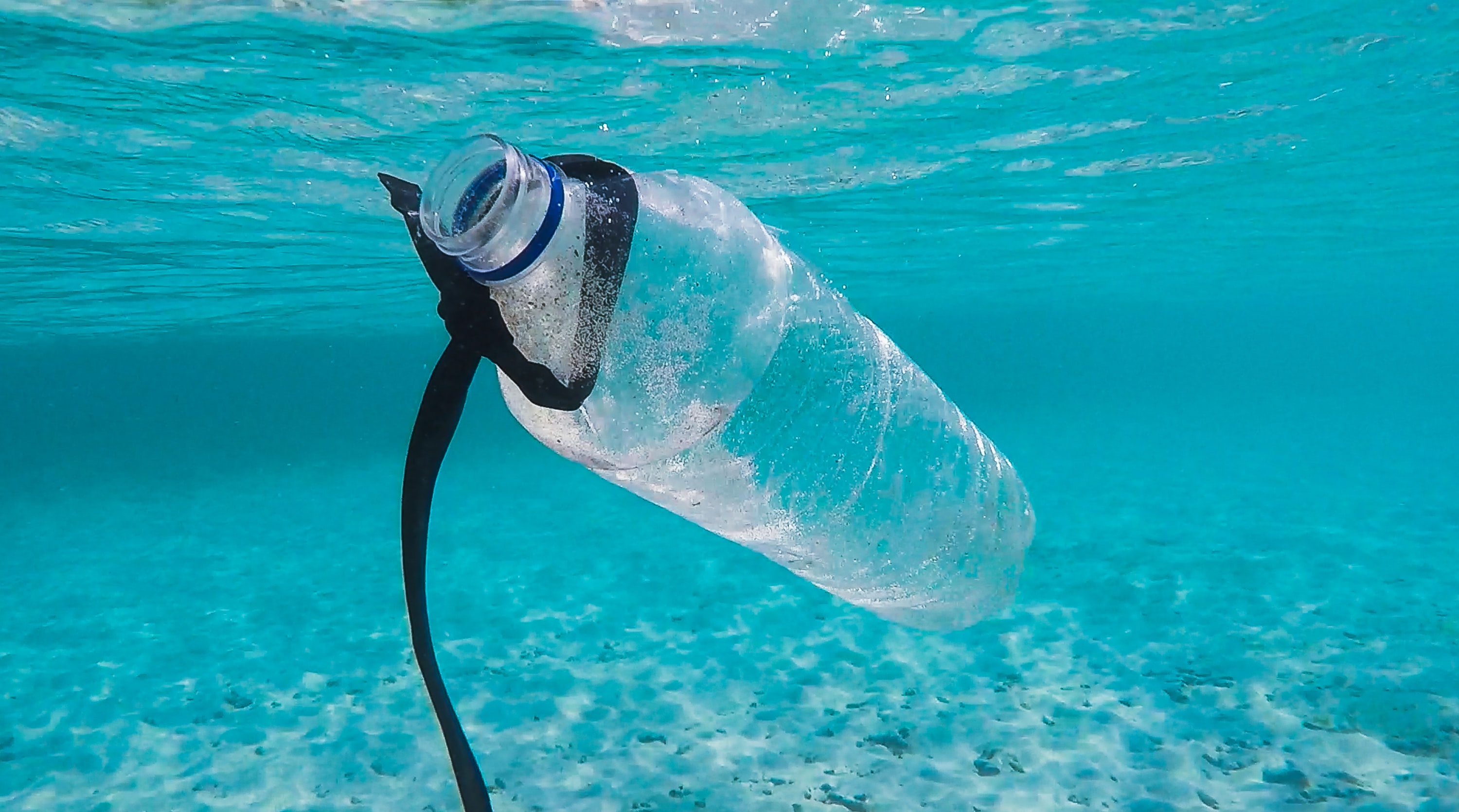 Plastic fles in oceaan, plastic vervuiling
