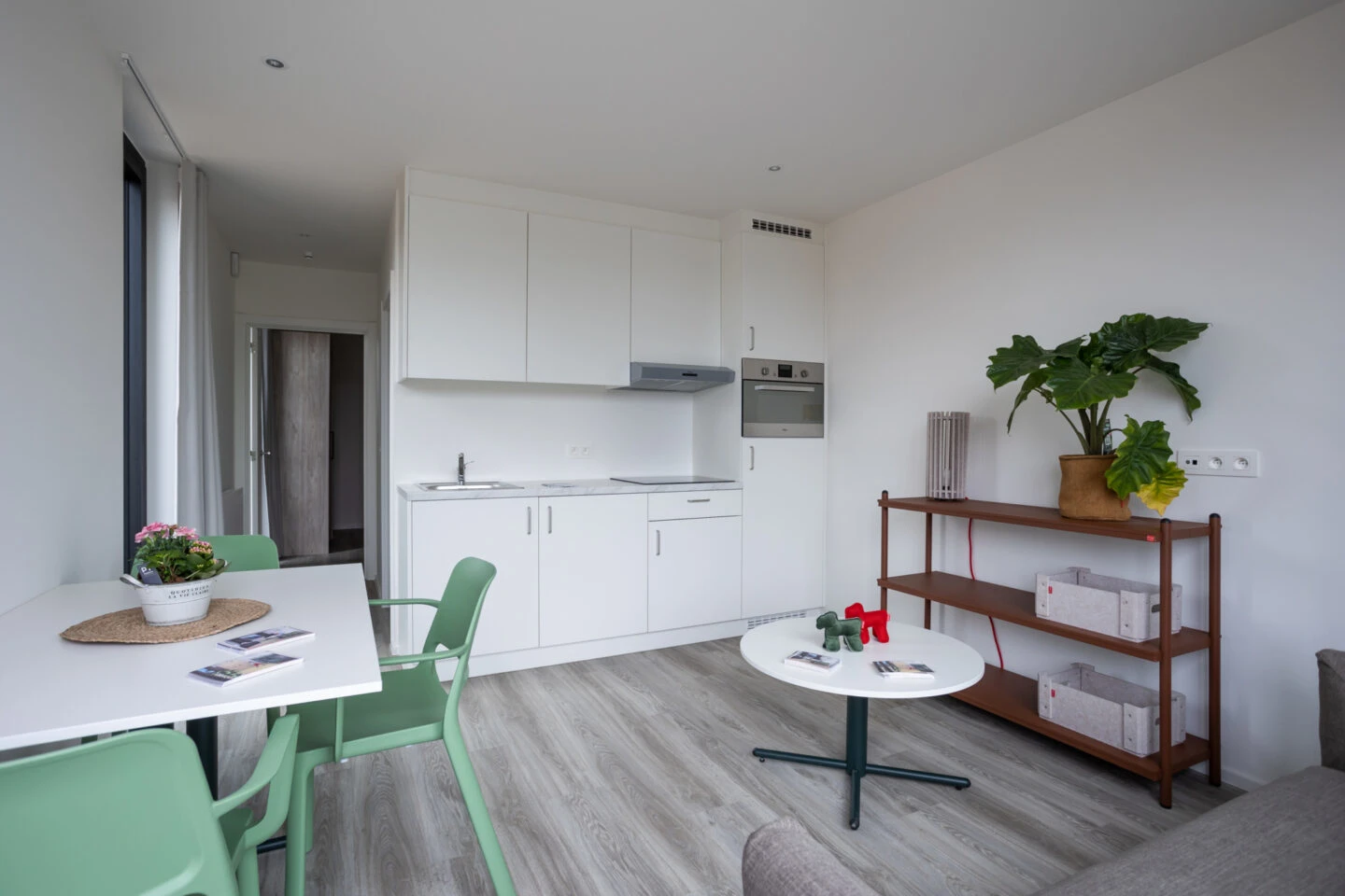 keuken en leefruimte van een huis voor vluchtelingen in Hasselt