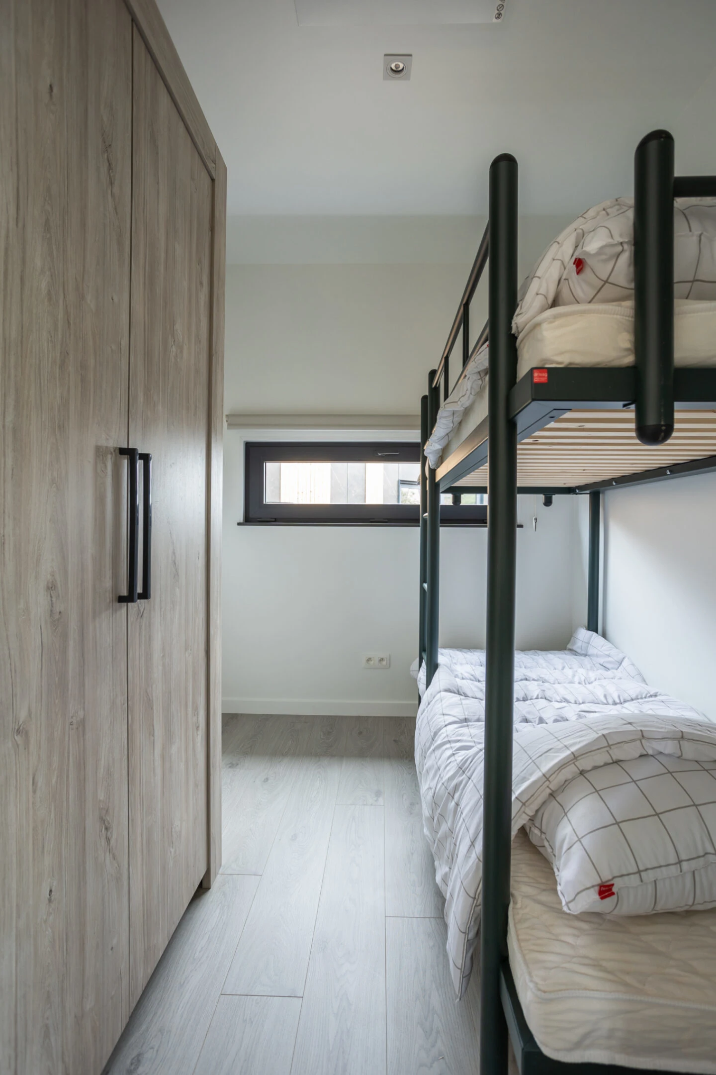 slaapkamer met stapelbedden voor de vluchtelingen in Hasselt en Gent