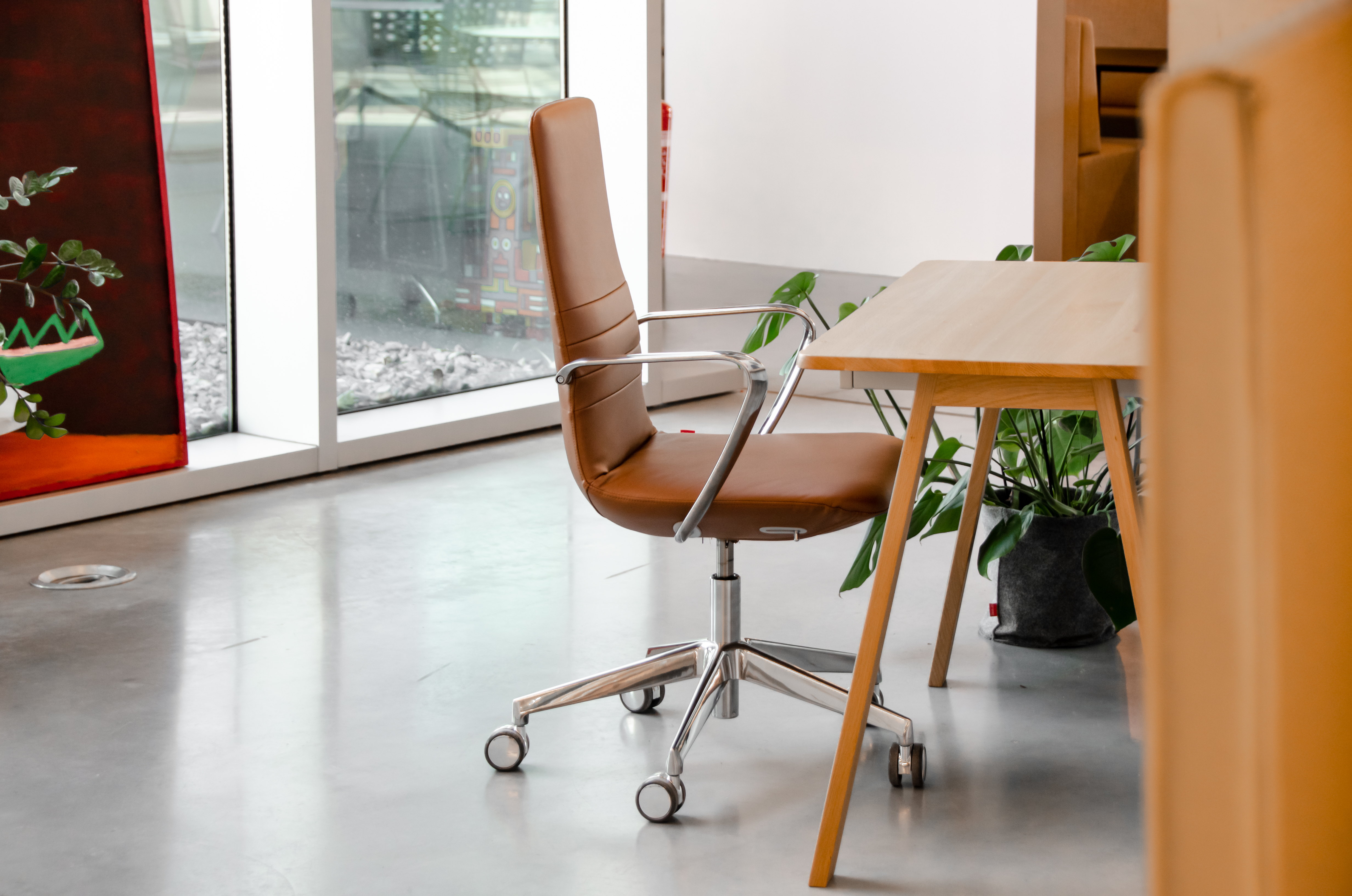 Werkplek van Drisag met bruine Allure bureaustoel
