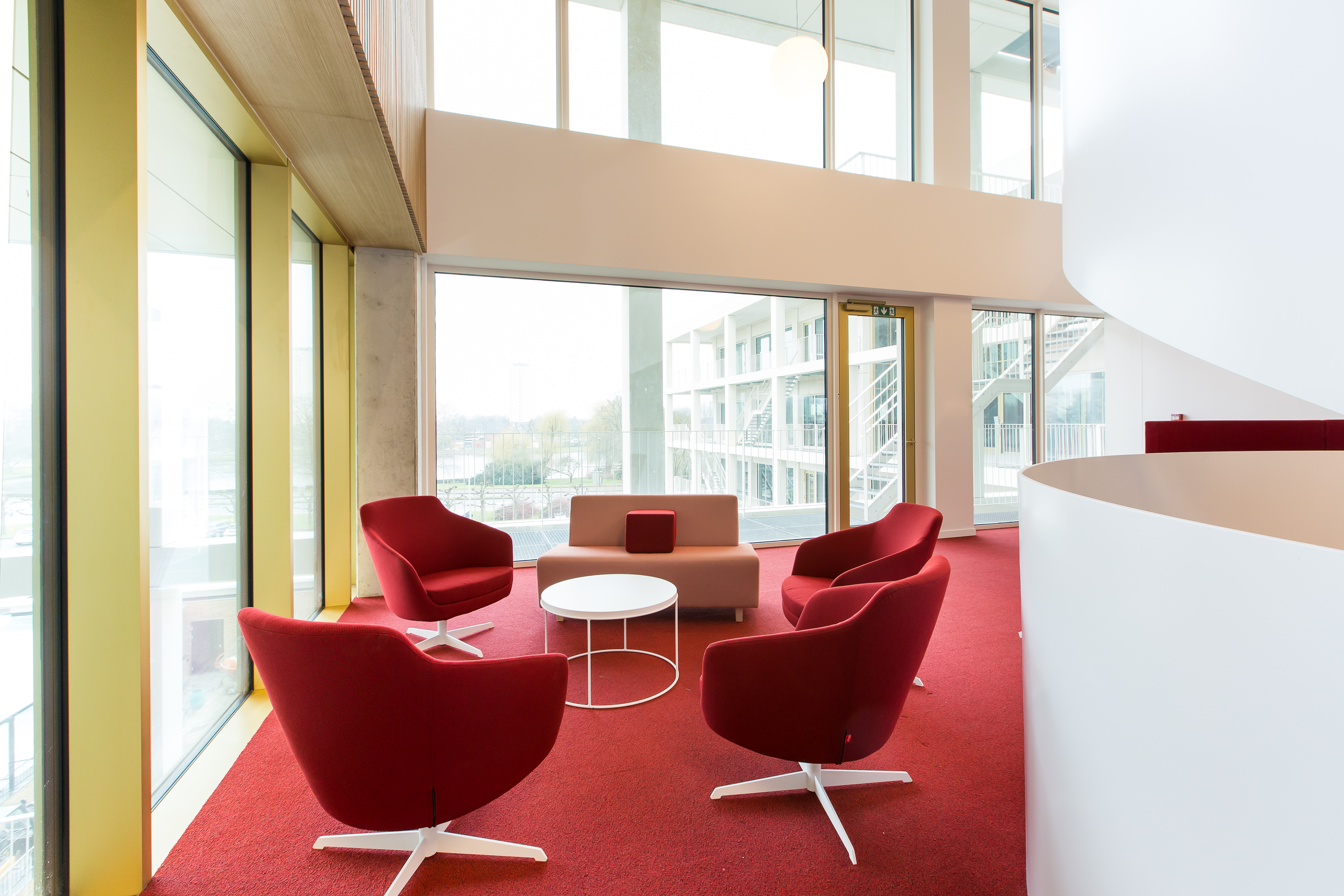 rode zithoek met lounge zetels en koffietafel