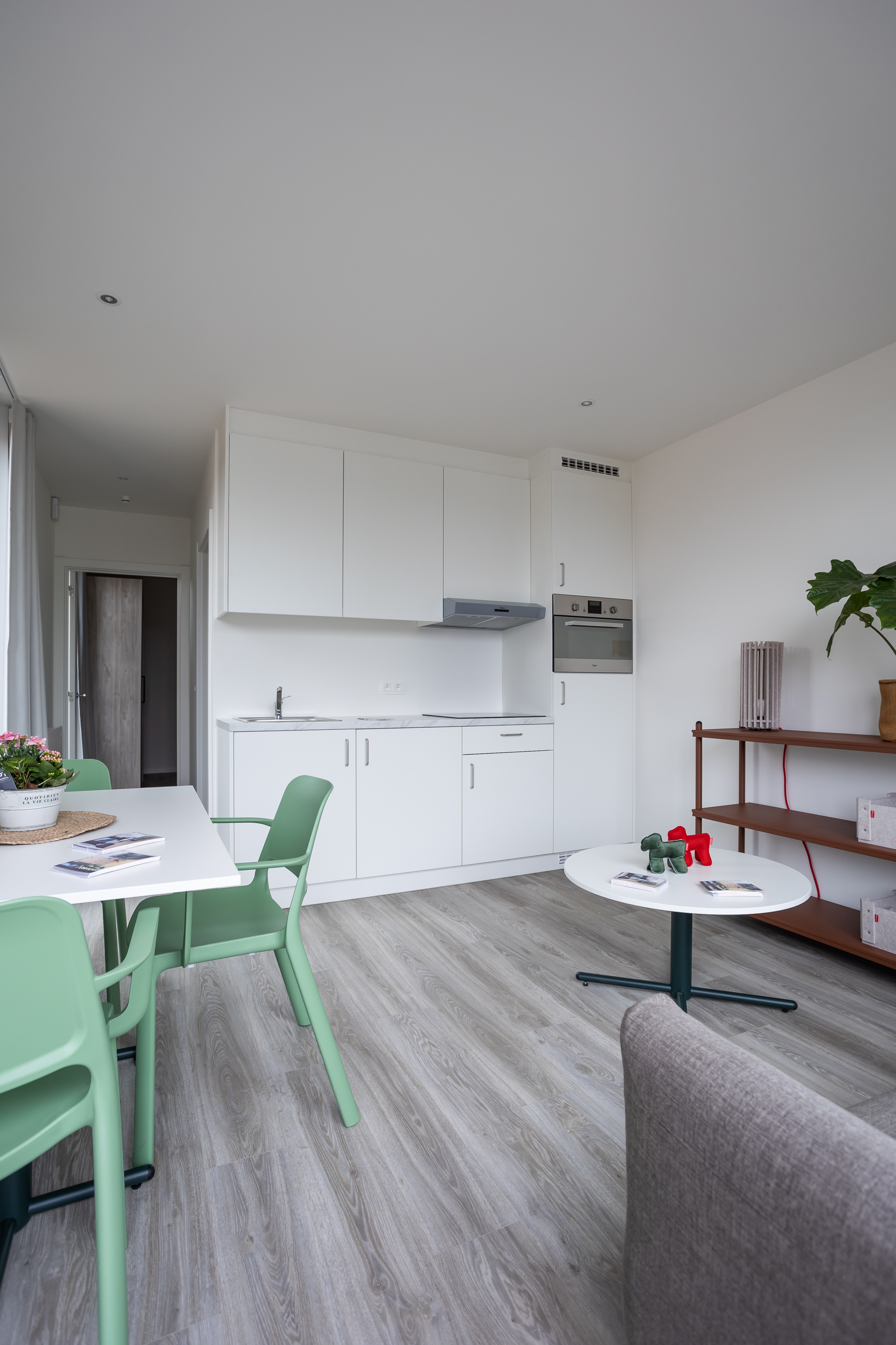 keuken en leefruimte van een huis voor vluchtelingen in Hasselt