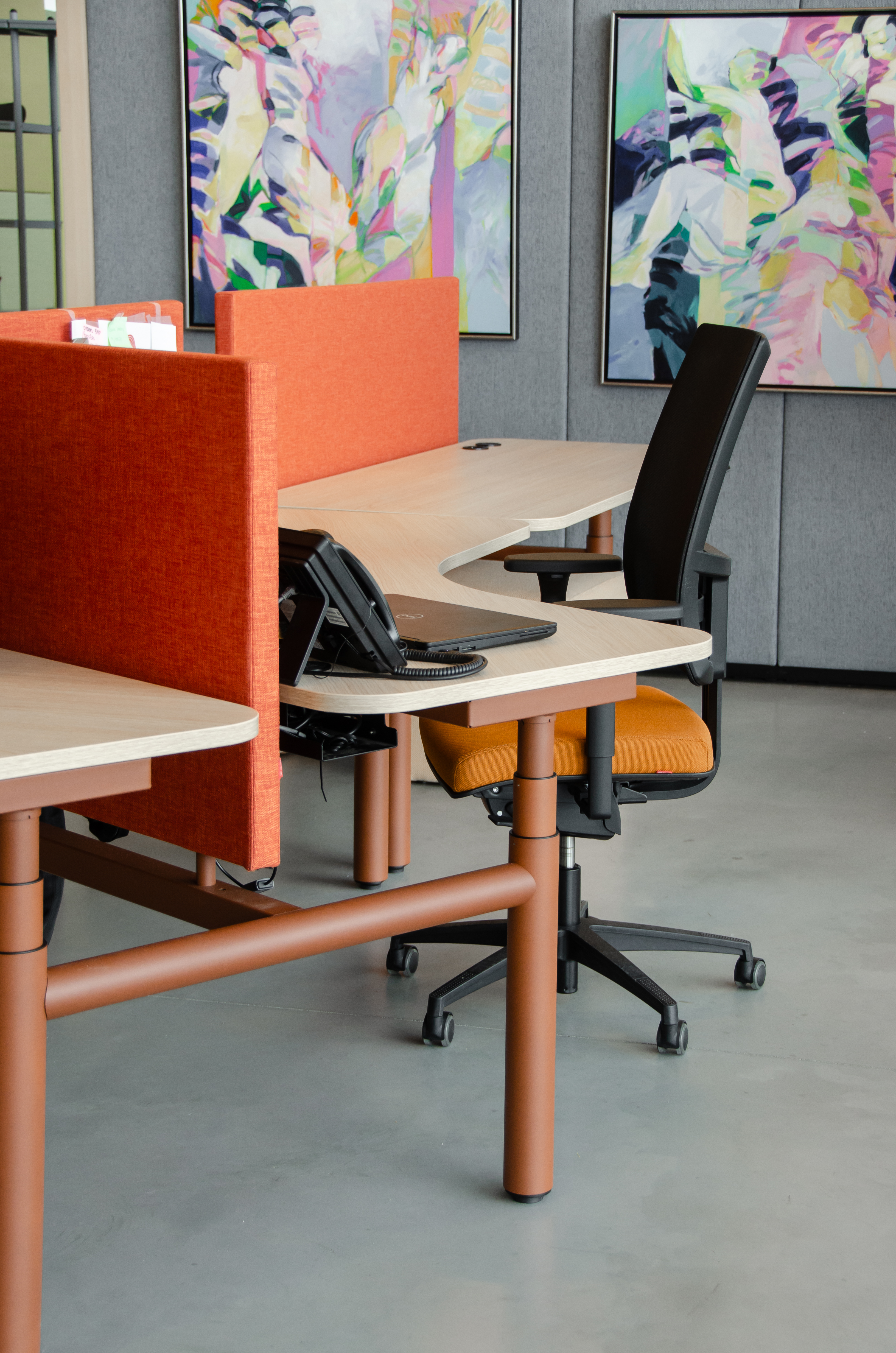Akoestisch bureauscherm, Deskscreen in oranje