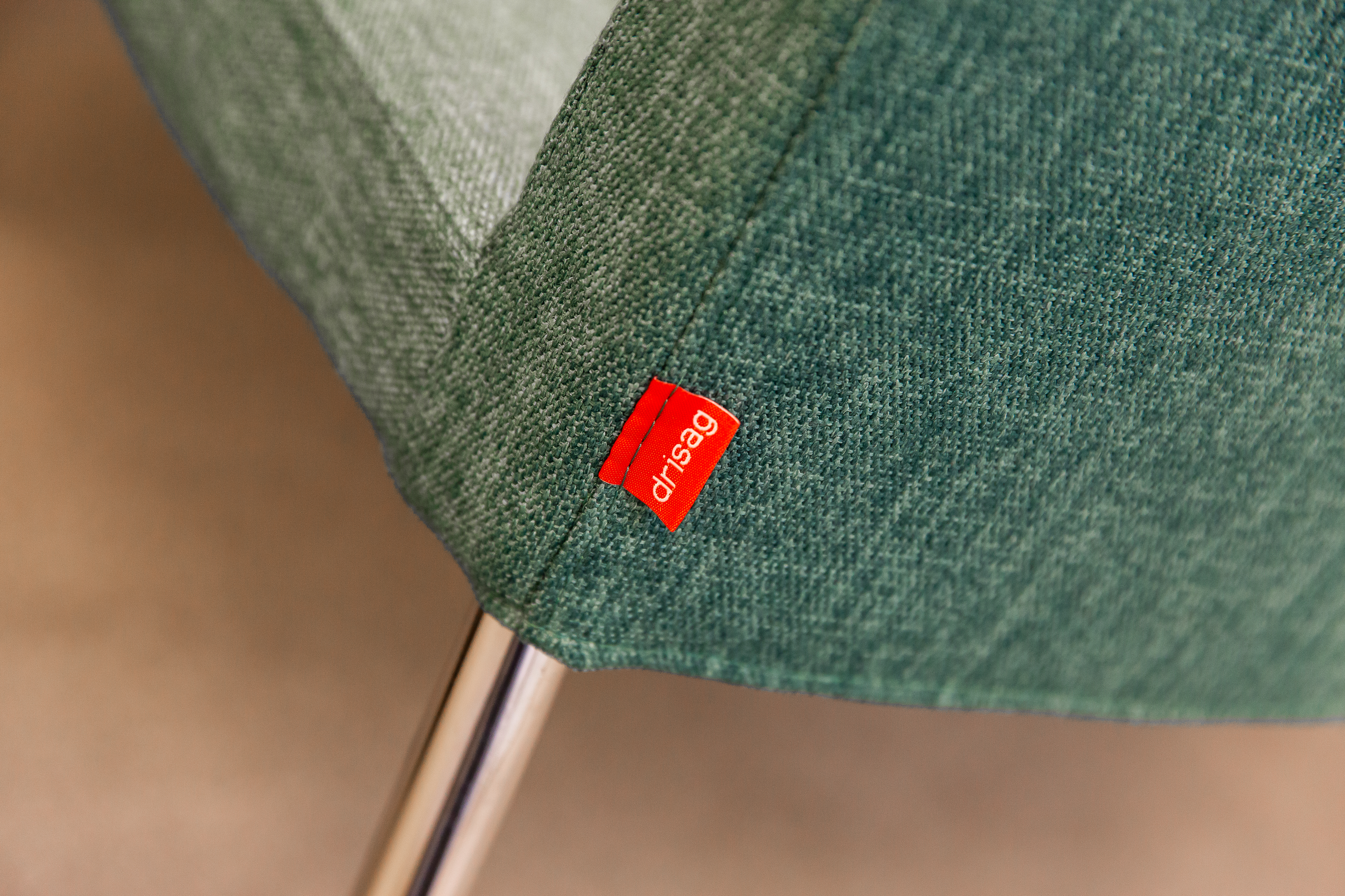 detail van het drisag logo op een stoel