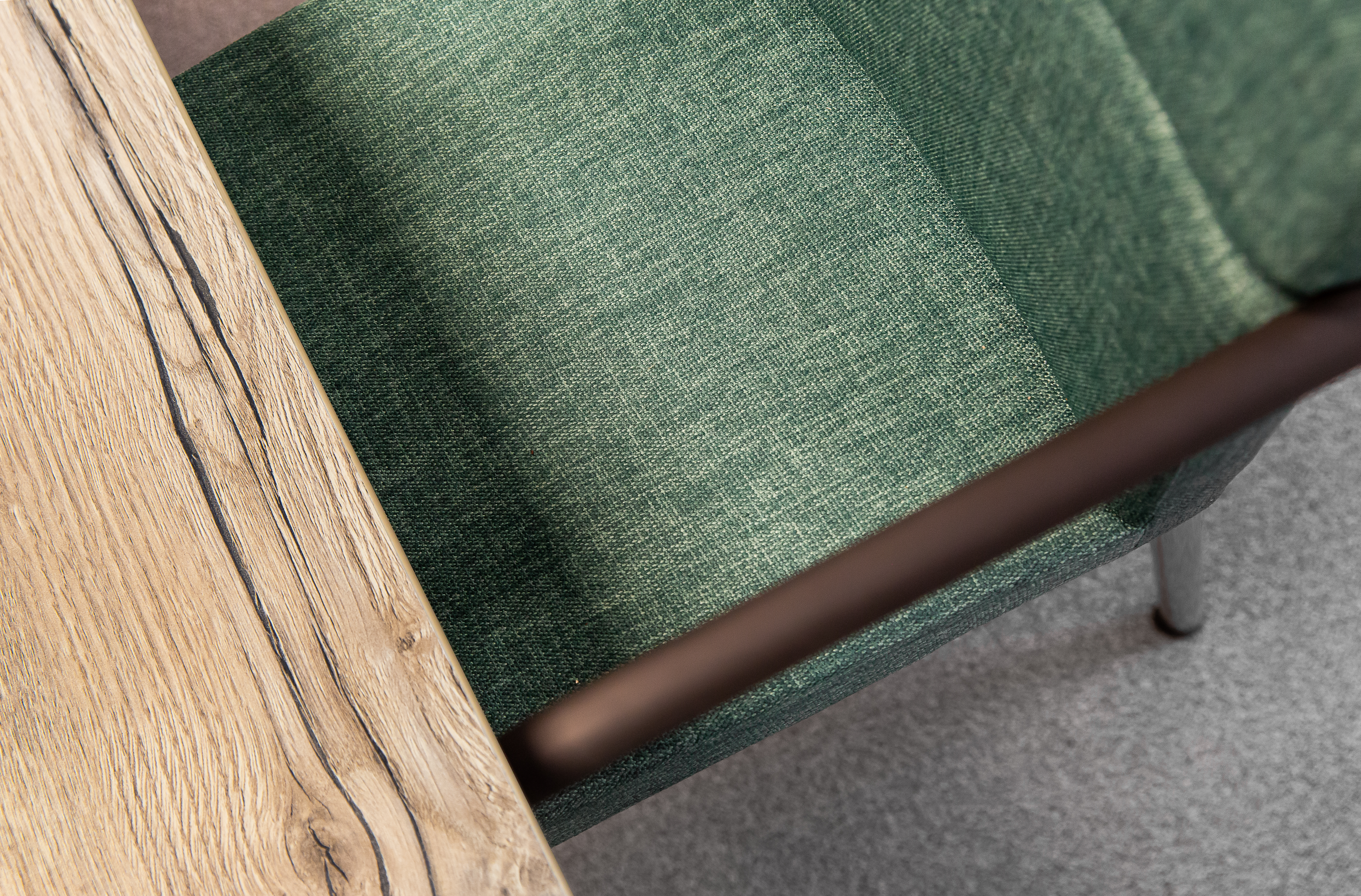 detail van de bladdecoren uit hout en de stoel in de vergaderzaal