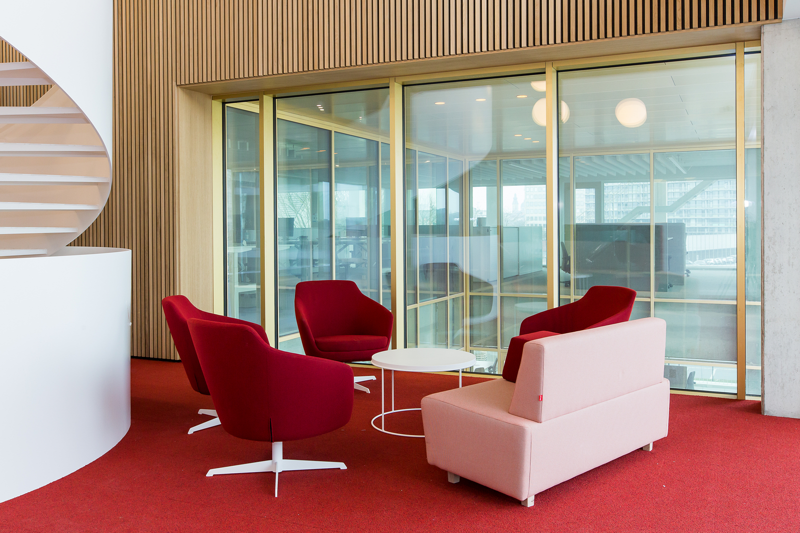 lounge zetels met koffietafel rood