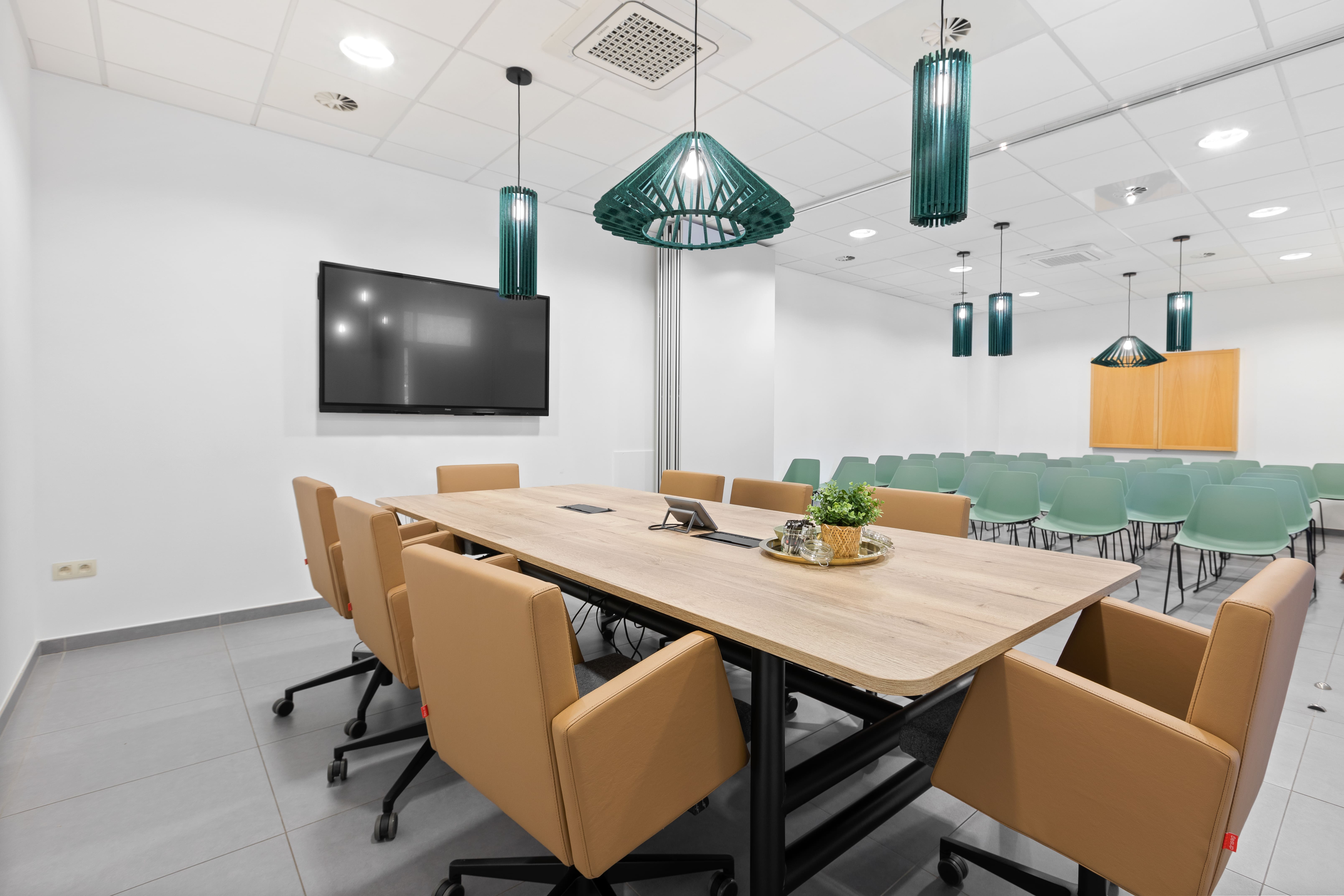 vergaderzaal of opleidingsruimte in een bedrijf met duurzaam Belgisch meubilair