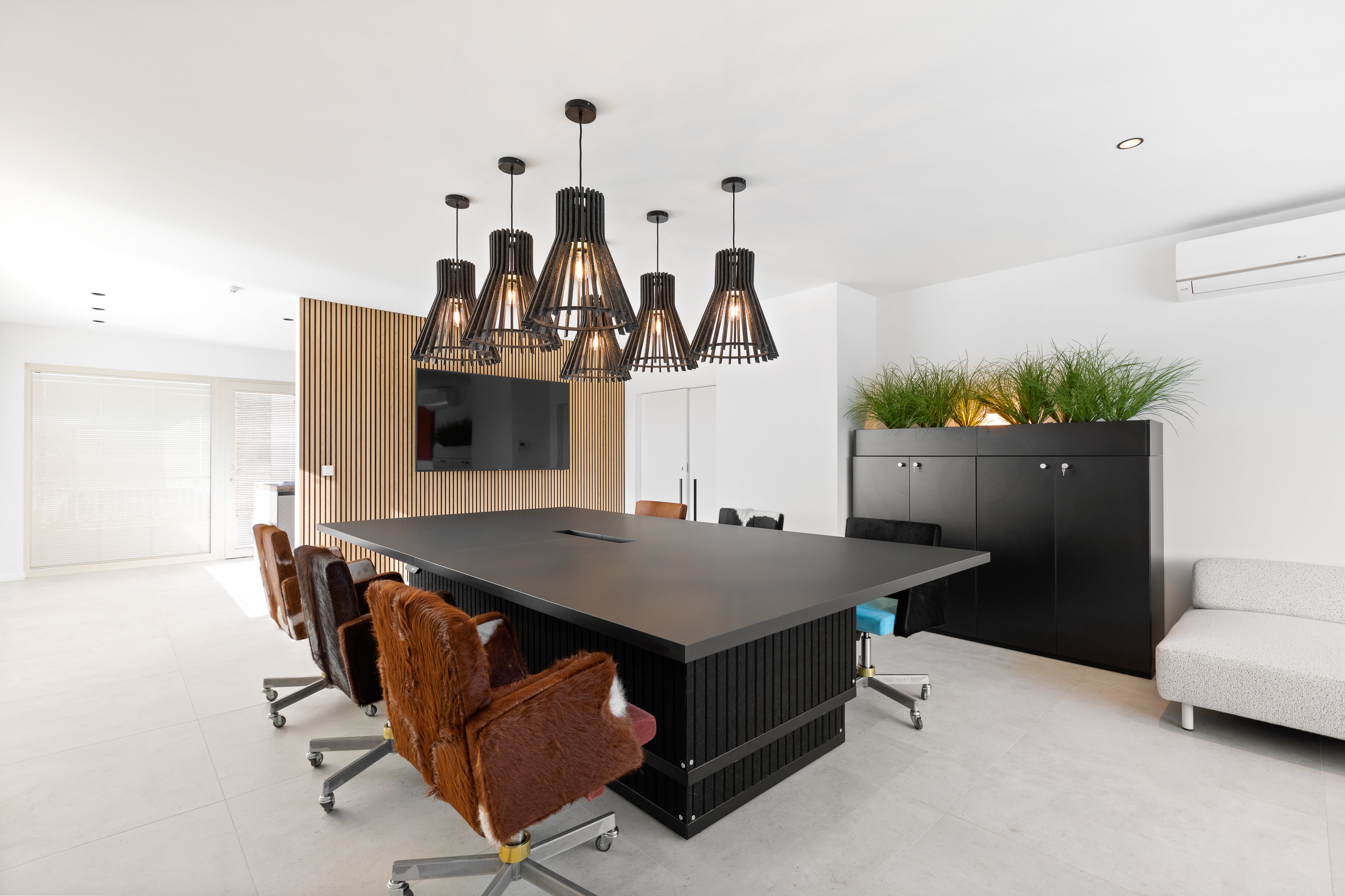 Gerecycleerde vilten lampen in minimalistisch kantoor zwart-wit