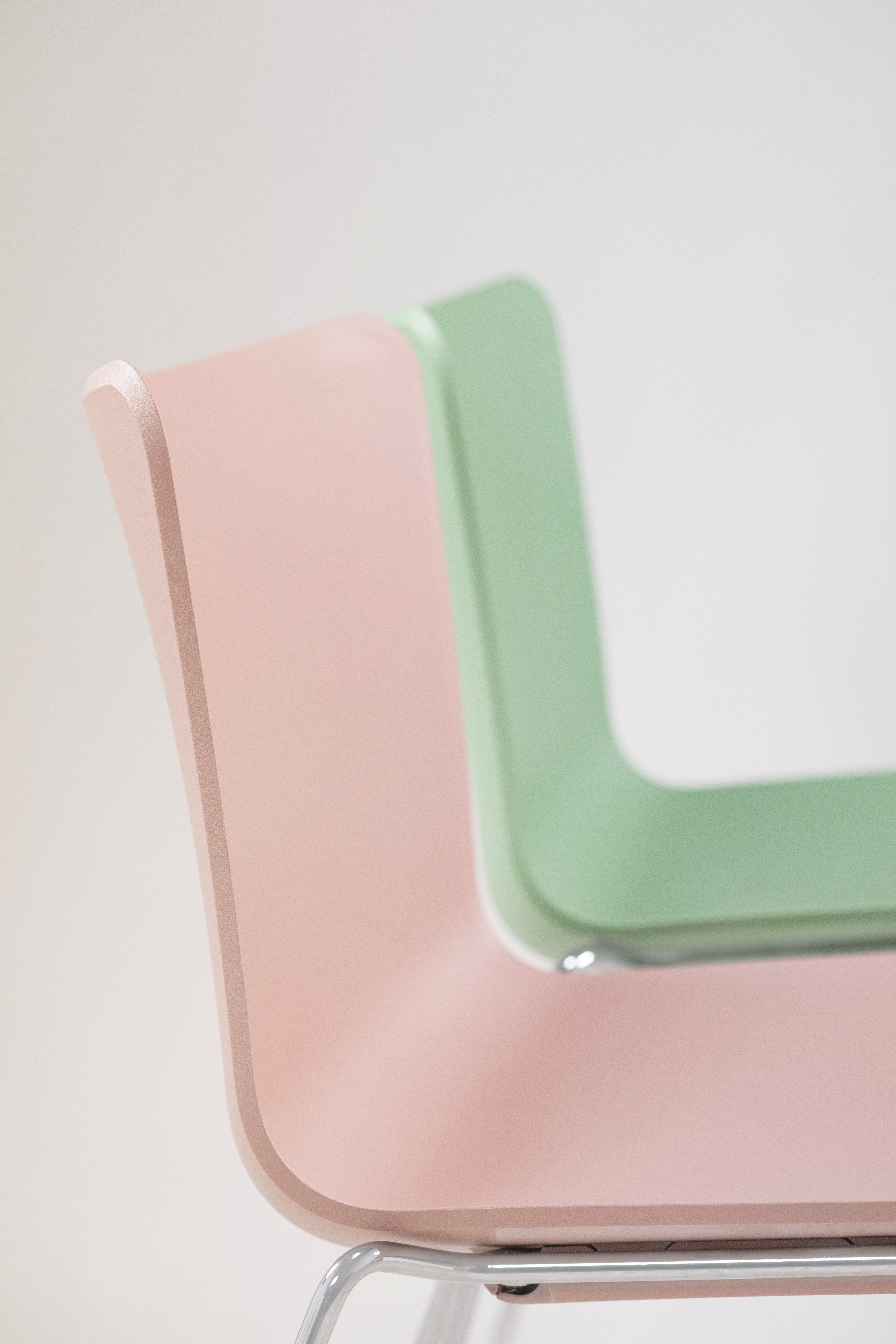 Detailfoto van roze en groene Sonja stoelen