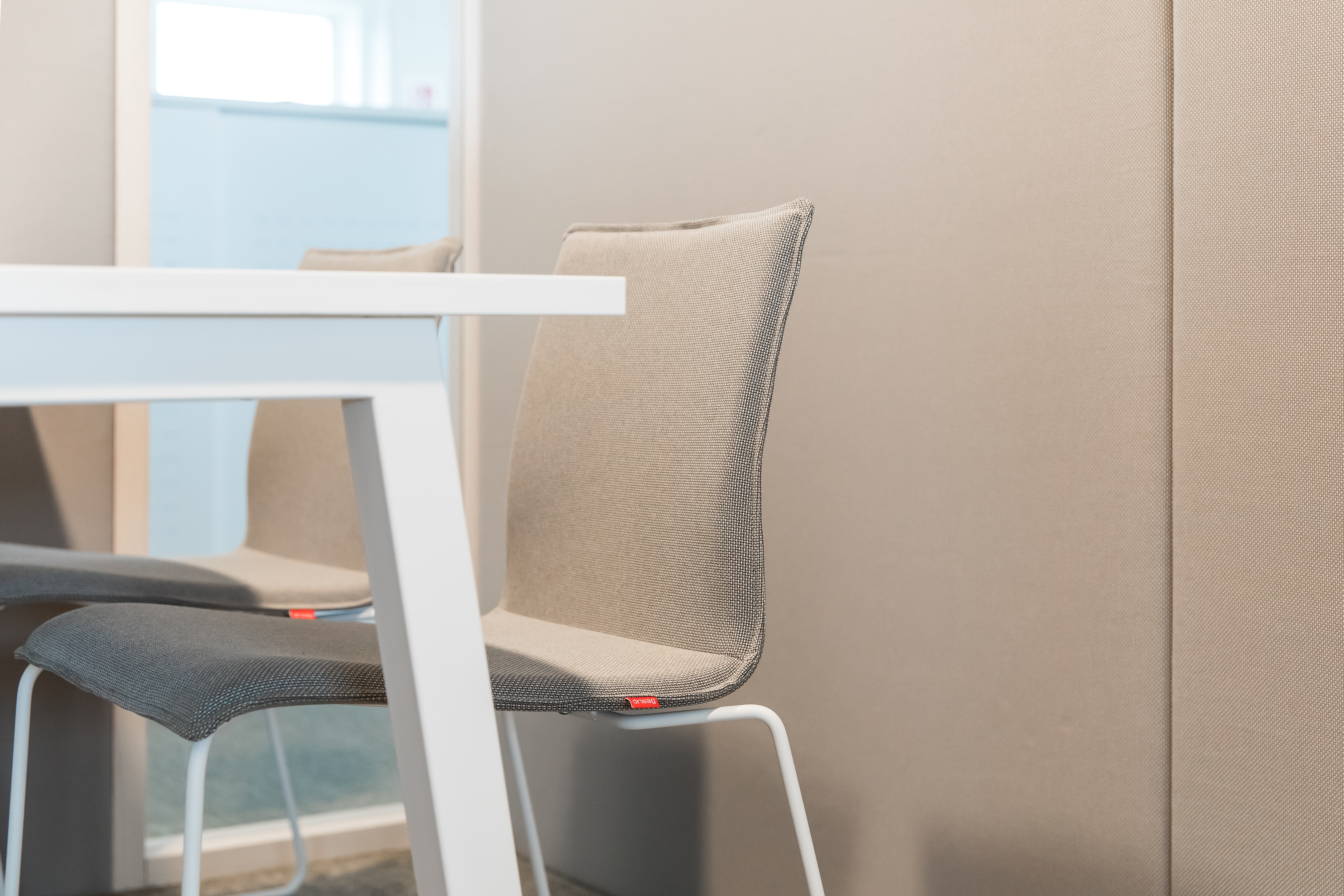 Ply Booth, Akoestische werkplek, Detail tafel met stoelen