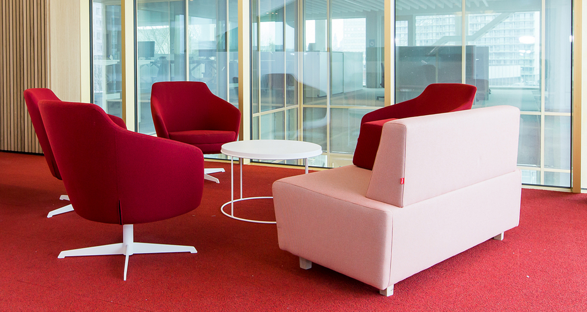zithoek op kantoor met rode charlie lounge stoelen, roze just us/just me zetel en koffietafel
