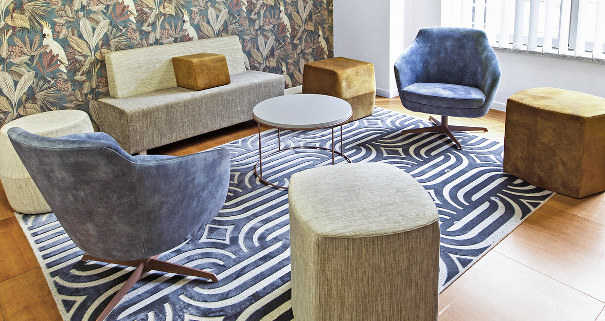 Loungehoek op kantoor met blauwe Charlie lounge zetels en tapijt 